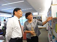 Prof. Tsong P. Perng (left) visits the Independent Learning Centre